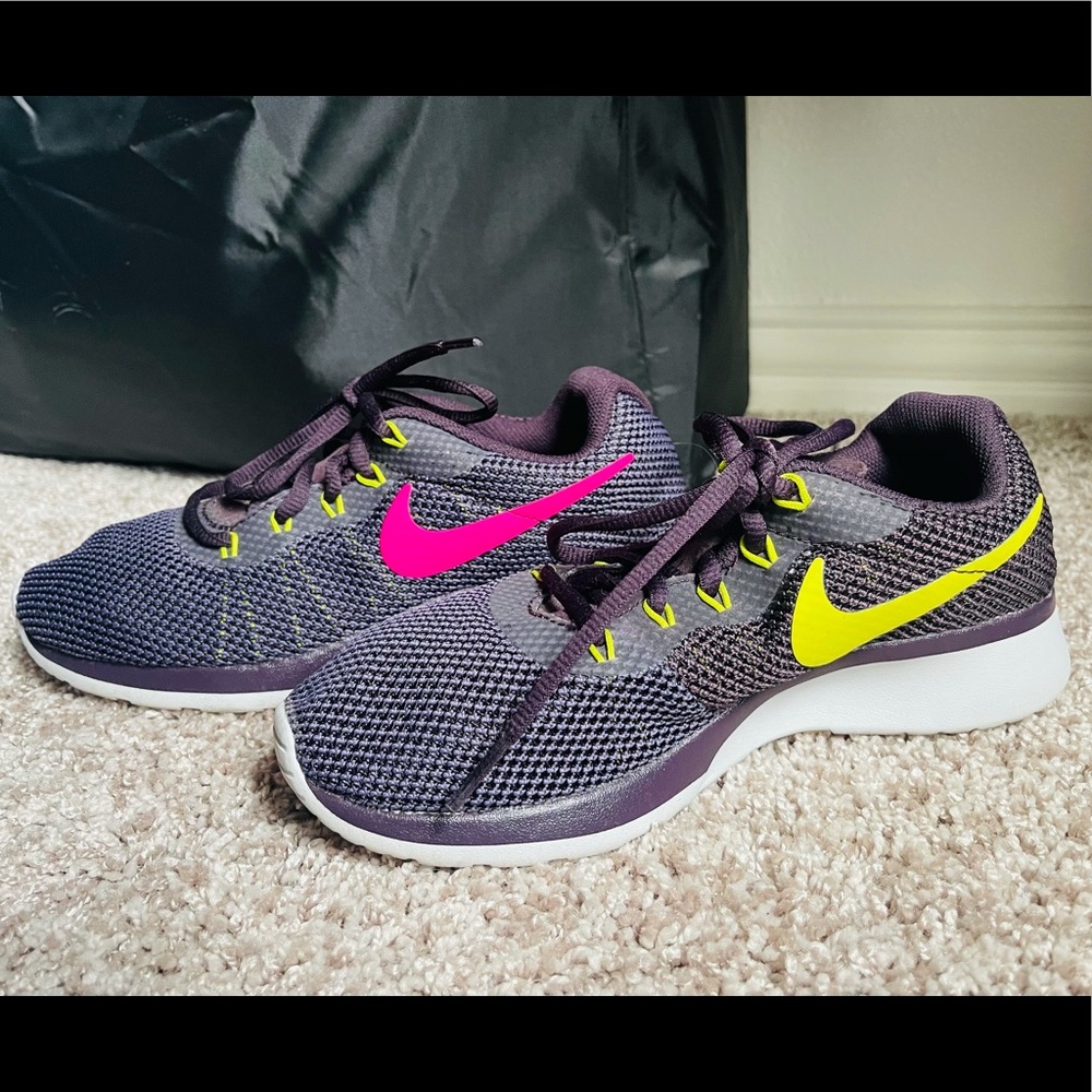 NIKE Women’s Tennis Shoes (size 6-6.5)